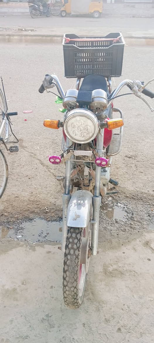 سلام عليكم دراجه دايموته اوراق اصوليه. دراجه كامله مابيها نقص كهربائيات شغاله كلها. دراجه حلوه السعر 650 وبيها مجال او اراوس بتايموته (بيضاء )
 مكاني الناصريه غراف. 
***********
