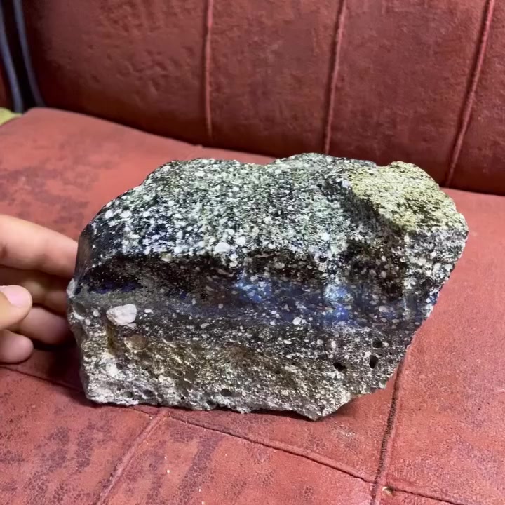 اسبام وعليكم عثرت على حجر في الصراء على حدود الكويت والعراق الي يعرف ب هاذ لحجر لو عنده معلومات عنه او يشتري خلي يتواصل وياي ع هاذ الرقم ***********
