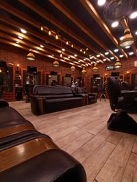 صالون حلاقة فور سيزون بحاجه الا حلاقين متمرسين على من يجد في نفسه الكف...