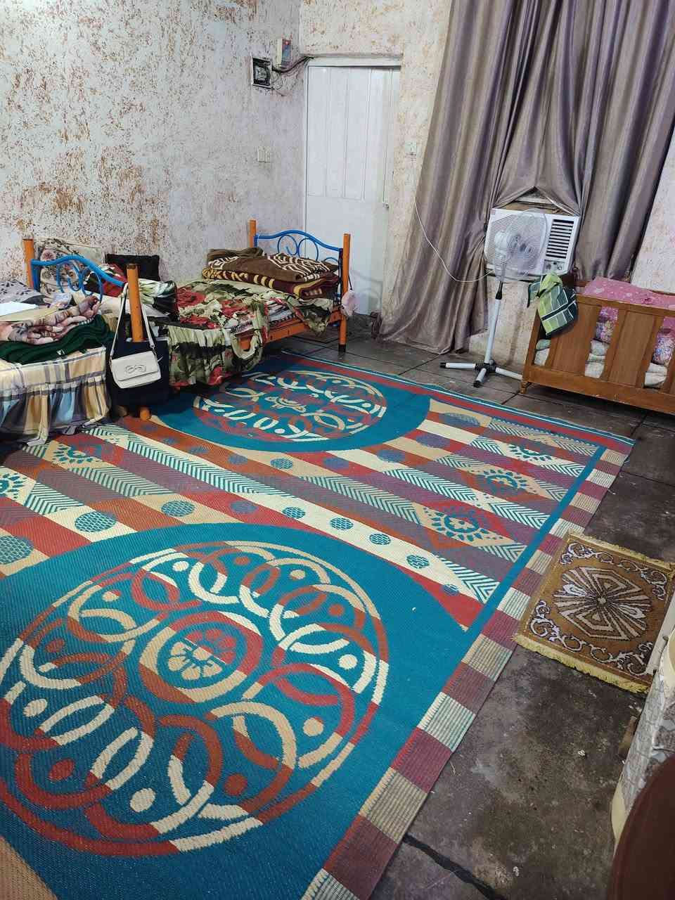 سلام عليكم بيت البيع أو مراوس حسب القناعه بيت المساحه ١٨٠ متر يحتوي على صابق ونص العنوان سبعه نيسان حي عون ***********
