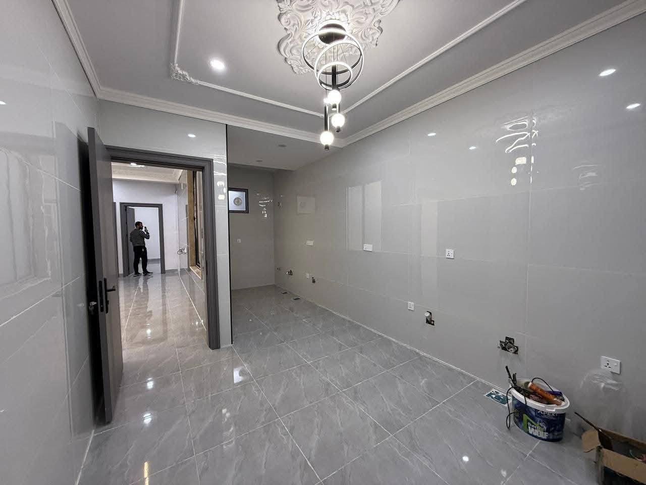 دار للبيع حي السكك طابقين ٤غرف وصاله ومطبخ ستقبال كراج صحيات المساحه ٢٦٠م شارع ١٥م صاد على ساحه شغل درجة أولى سنه البناء ٢٠٢٦ للستفسار اتصل ***********
