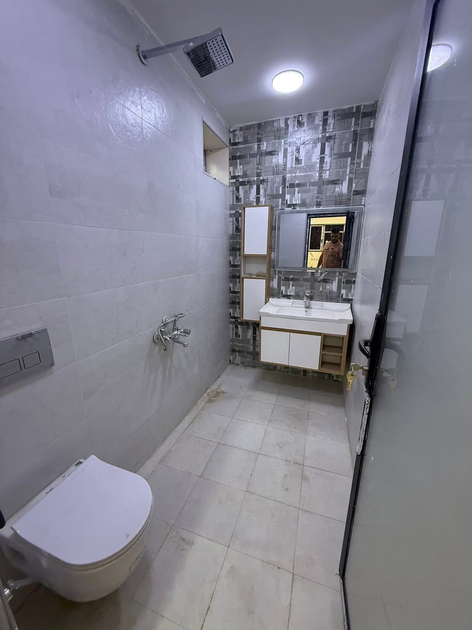 :
مشتمل للبيع – حي البنوك

▪️ المساحة: 90 م²
▪️ الواجهة: 6.5 م
▪️ النزال: 14 م

المواصفات:
 • 3 غرف نوم نظام سويت
 • منور
 • خدمات صحية
 • مدخلين
 • استقبال + مطبخ
 • واجهة مرمر
 • أرضيات مرمر
 • سنة البناء: 2025
 • زيرو – غير مسكون

📍 الموقع:
البنوك – خلف الميثاق – شارع باريس

📞 للاستفسار:
مراجعة شركة الأقمار
البنوك – شارع الكنيسة – مقابل حلويات تمتوعه
أو الاتصال: ***********
📲 متوفر واتساب
