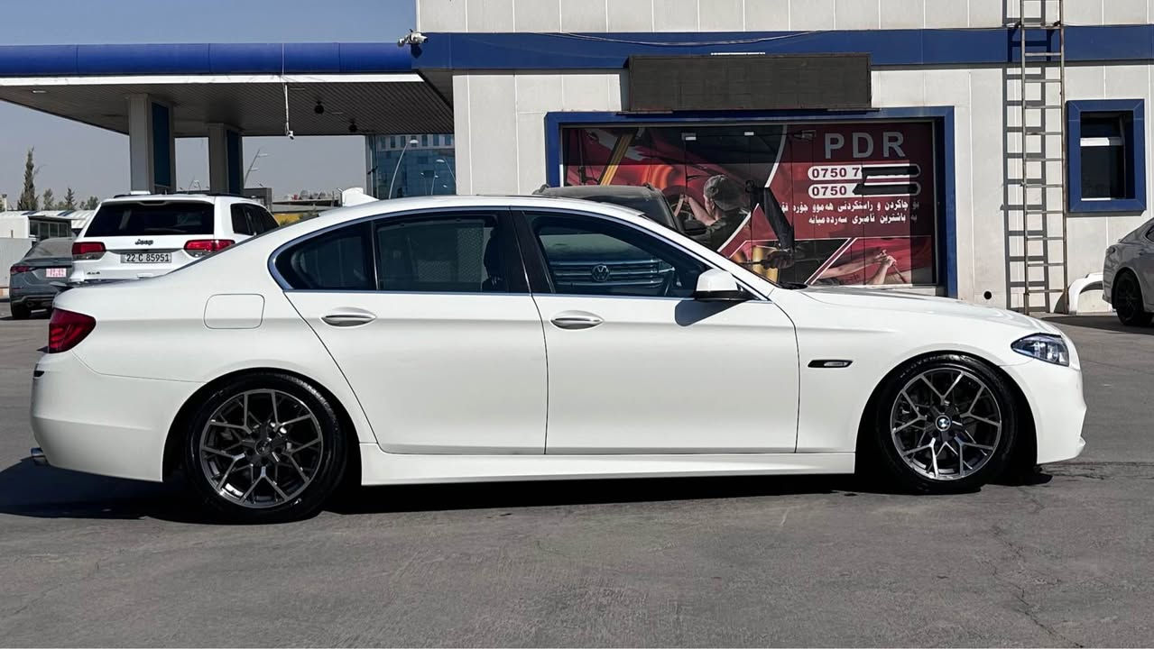 BMW 535 بي ام دبليو f10 
‎ موديل 2011 وارد امريكي  
‎مكفوله كفاله عامه من الضرر و التبديل و الكص 
‎صبغ على كد شبر بالجاملغ شرط الفحص 
‎رقم بغداد الجديد سنويه و هزه جدد 
‎ماشيه185  الف كيلومتر حقيقي 
‎المواصفات 1/1 : 
‎- محرك ٦سلندرN55  المرغوب 
‎- فتحة سقف SunRoof
‎- بصمة تشغيل
‎- داخل اسود مطعم ب صاج
‎- شاشة وسائط + ماوس تحكم
‎- حساسات اصطفاف امامي + خلفي
‎- كشنات جلد تحكم كهرباء 
‎- كشنات خزن  
‎- بردات ابواب بلادي
‎- برده خلفيه بلادي
‎- تحكمات ستيرن جهتين + ستيرن كهرباء
‎- ستيرن تحكم كهرباء
‎- مري قلاب + شفط 
‎تبريد قطعتين 
‎- لايتات زينون عالي / ناصي 
‎- هاند بريك بصمة كهرباء
‎عليها كت كامل m tech 
‎السعر180  ورقه بيها مجال ان شاءالله
‎للعلم السياره جداً جديدة متتقارن بغيرها
‎عنواني بغداد /الرصافة
*********** بغداد, العراق
