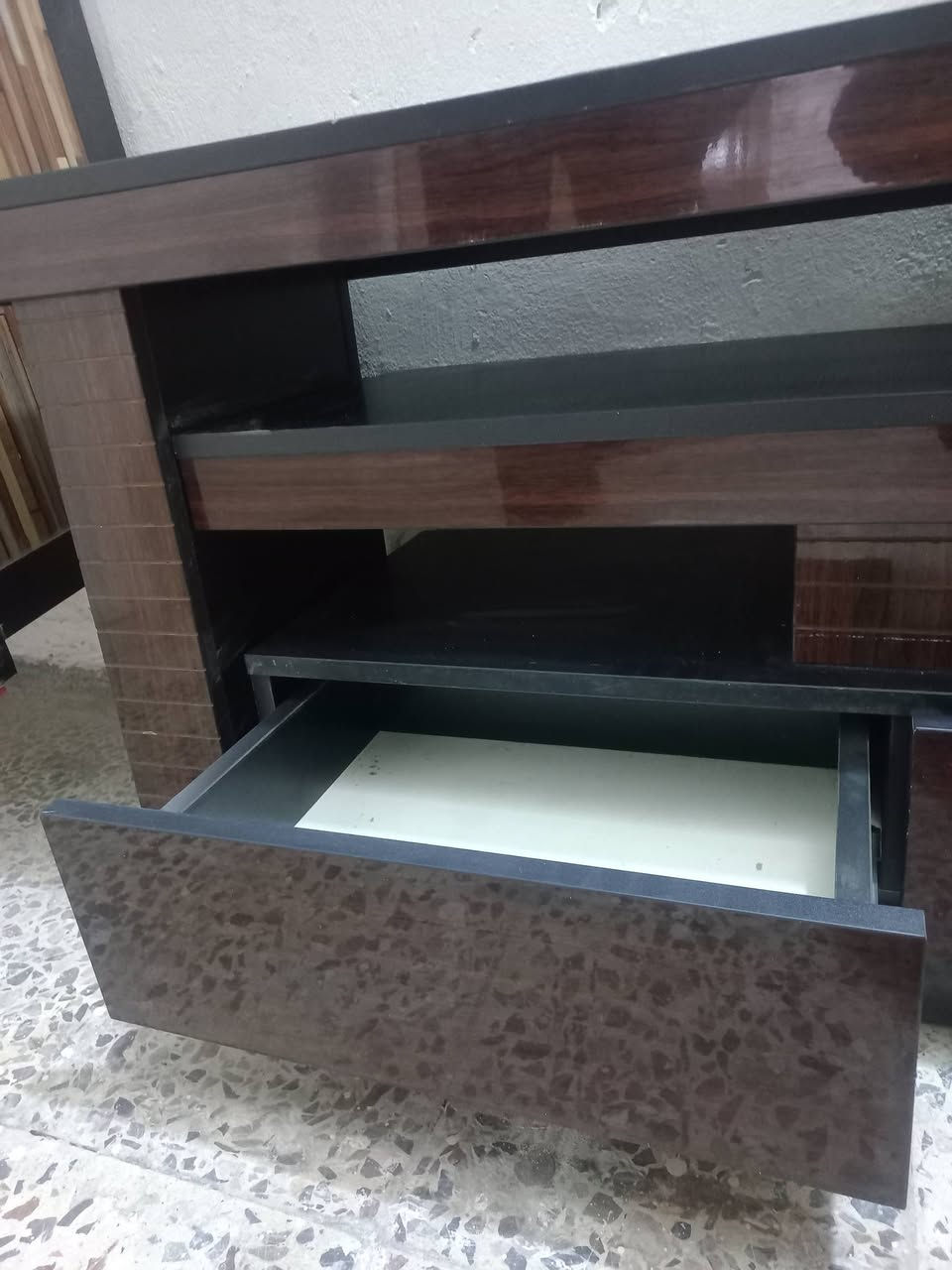 — — — — — — — — — —
📺✨ ترابيزة تلفزيون / كاونتر شاشة مودرن للبيع ✨📺
قطعة أنيقة وعملية بتصميم عصري يناسب كل الديكورات ✨
لون بني غامق مع أسود لمسة فخامة مرتبة، تناسب الصالة أو غرفة الضيوف 👌
🔹 تحتوي على أدراج سحب واسعة وناعمة الحركة
🔹 رفوف مفتوحة لترتيب الرسيفر أو الأجهزة الإلكترونية
🔹 مساحة علوية تتحمل شاشة بحجم جيد
🔹 تصميم متين وثابت وقوي
🔹 تخزين عملي ومرتب يساعدك تستغل المساحة بأفضل شكل
الحالة: نظيفة وجاهزة للاستخدام 👍
السعر: 75 فقط 💰
📲 للتواصل واتساب: ***********
القطعة مرتبة وتستاهل، واللي يدور شغل نظيف بسعر مناسب لا يفوتها 😉
