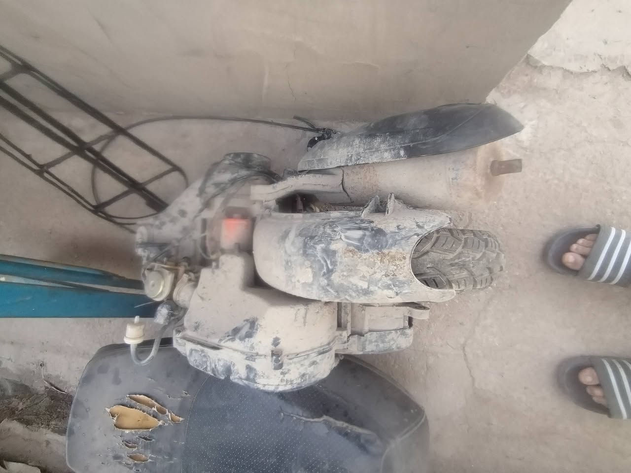 السلام عليكم محرك سكنز zr كوري تفصيخ مال دراجة مكلوبة مع دبلات وتاير وباتري وكشن فقط يحتاج غسل  جديد للبيع *********** واتساب فقط
