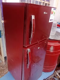 ثلاجه شغاله ثلج للبيع فقط بابها واكع رماده مكسوره بسعر مناسب 077252526...