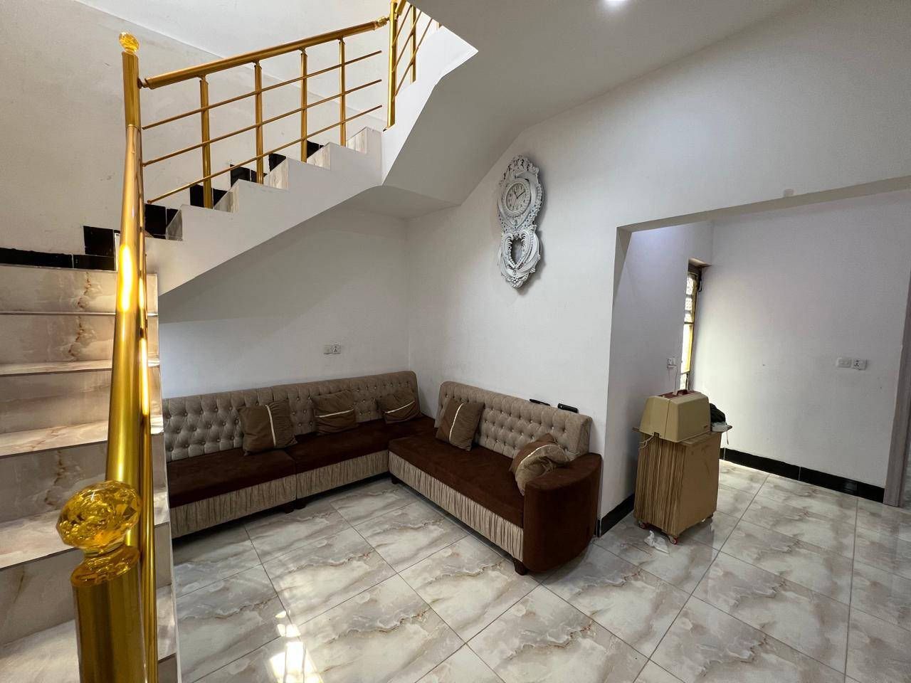 دار للبيع طابو صرف المساحة ٢٠٠م واجهة ١٠م بناء حديث طابق ونص استقبال هول مطبخ حار وبارد غرف نوم ٣ صحيات بيتونه العنوان حي النصر خلف ثانوية النصر للبنات للاستفسار الاتصال على الرقم *********** او خاص
