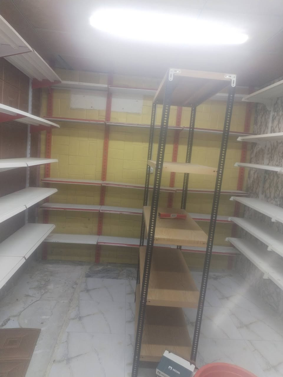 رفوف جدارية ورفوف متحركة و ميز خشبي نوع صاج جديد للبيع للاستفسار
***********
