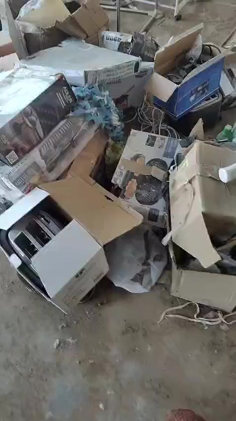 شلعة حمل كية ونص أجهزة كهربائية و الكترونية فقط 
ابيع فحم تقريبا 90 بالمئة شغال بس بيه نقص 
التواصل واتساب فقط ***********
