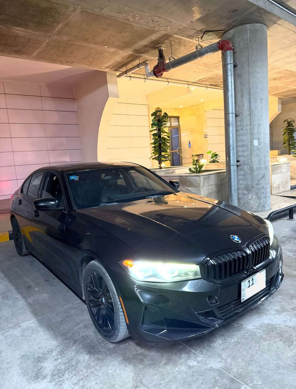 BMW 330i (( بانزين فقط )) المرغوب 
فول مواصفات فتحه وجلد وكراسي كهرباء 
(( كلين تايتل )) بدون حادث مكفوله وبدون صبغ ولا بارد ولا تبديل فقط كسر با دعاميه اجت من أمريكيه بدون ايرباك
السياره جديده جدا ماشيه 44 الف 
رقم بغداد باسمي عنواني منصور 
*********** 
سعر السياره 295 ورقه سعرها بلاش بغداد, العراق
