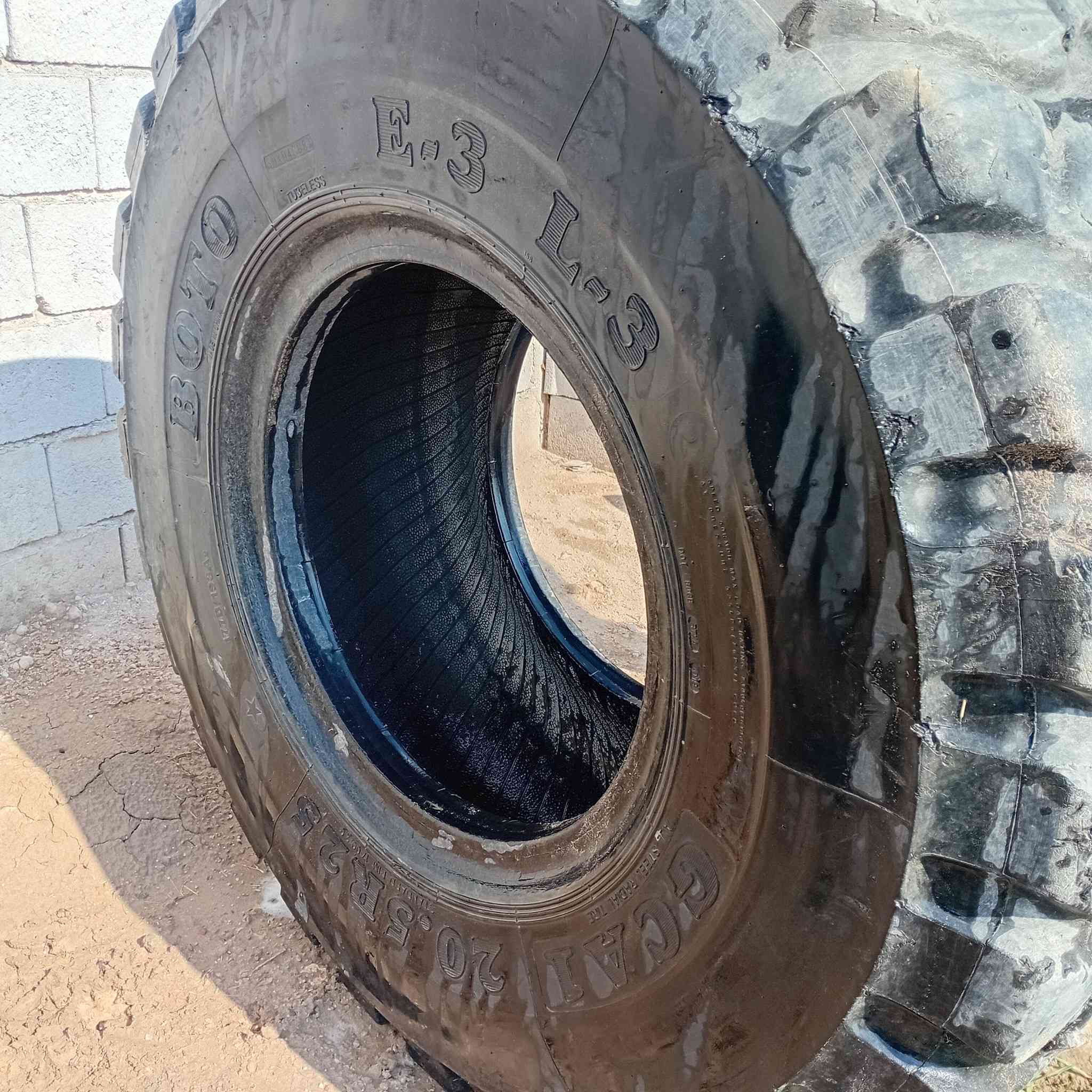 اطارات 20،5R25 للبيع مكان نعمانيه نضيفات كلش سبب السلامه نزلتهن ***********
