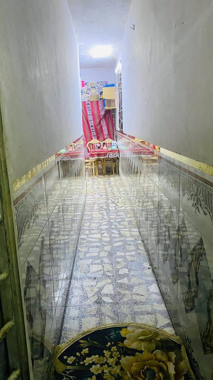 السلام عليكم عندي بيت منطقة المعالف على شارع تجاري للبيع المساحه 100قاط ونصف بي مدخلين لبيت يعني غرفة نوم بالارظي وغرفة نوم بالطابق الثاني بيت طابو مسلح الاتصال ***********
