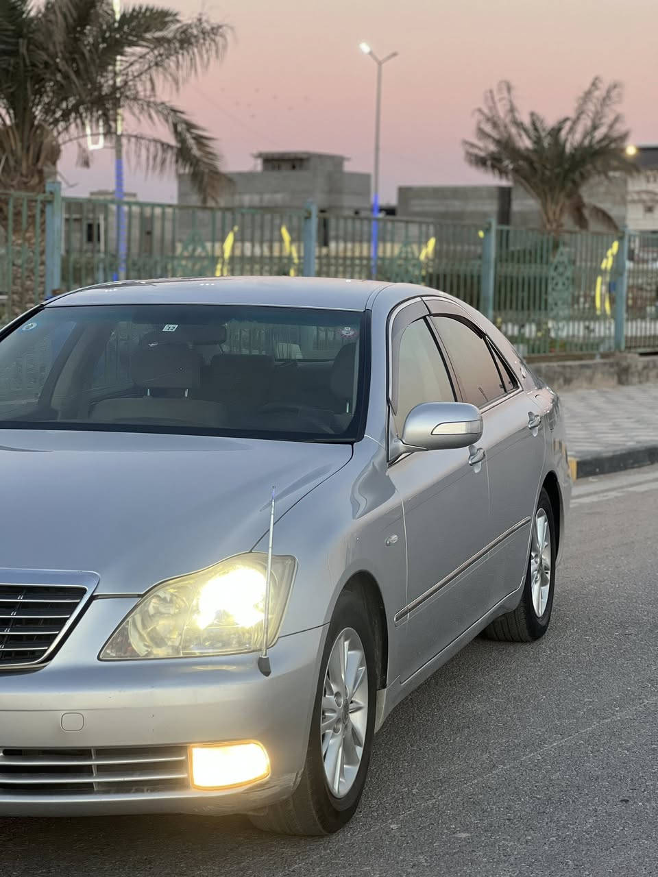 شاهينة ٢٠٠٥
رقم بصره بسمي 
محرك 6 سلندر V6 D4
تبريد قطعتين 
6 بصمات 
إشارة ترحيب عند الاقتراب
مري شفط 
مثبت سرعة 
لايت دوار كهربائي
كاميرا خلفية بلاد دوار 
كشنات كهرباء 
ستيرن كهرباء
برده خلفيه كهرباء
ويل كب نفطي جديد 
4دگم 
نظام (VSC+TRC )
مانع انزلاق ABS 
شاشة + ملاحة 
جام 4 اوتو 
تخم تاير جديد 
نظام صوتي استريو 
ومواصفات هواي 
السعر (١٢٨) مكان السياره بصره ابي الخصيب الحي العسكري 
للاستفسار :***********
