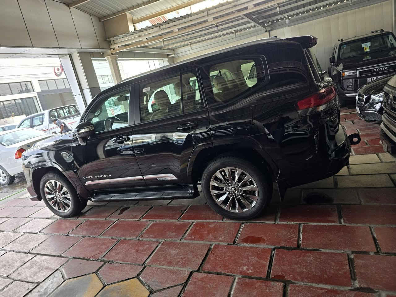 GXR 2025
ماشيه ١٢ مغلفه سياره PPF كامل 

🔸  تويوتا لاندكروز  GXR 

 🔸موديل 2025 🔸

🔸كشنات الامامية كهرباء + تبريد 

🔸كشنات صف الثالث يدوي 

🔸بصمة + تشغيل عن بعد 

🔸فتحة سقف 

🔸ثلاجة 

🔸3 شاشات 

🔸صندوق كهرباء

🔸8 ايرباك 

🔸اضوية led + كشافات 

🔸شاحن لا سلكي 

🔸فول تحكم ستيرن 

🔸تدفئة تبريد قطعتين 

🔸حساس امامي و خلفي 

🔸🔸     مرقم اربيل 🔸🔸 

🟥ضمان احصل الآن على خدمة مجانية لمدة عامين أو 40,000 كم على 

   ***********

