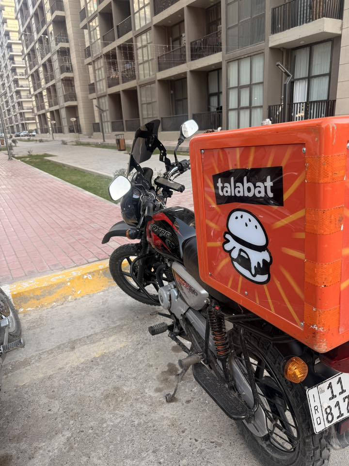 السلام عليكم دراجه بوكسر للبيع مرقمه كامله موديل 23 نازله بل 25 شهر 9 دراجه بعدها جديده او ع ايدي 
السعر 3250 وبيها مجال بسيط 
للاتصال / ***********
