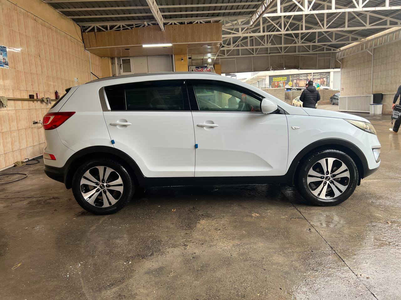 سلام عليكم سبورتج للبيع موديل  2014 كلين  ماشية 192 الف حقيقي سيارة جديده طخم جديد باتري جديد تايرات جديد جاهزه من كلشي مواصفات تحكمات. استيرن داخل لون اسود بلاجكتورات زنون للتواصل *********** السعر 154 وبيها مجال للطيبين
