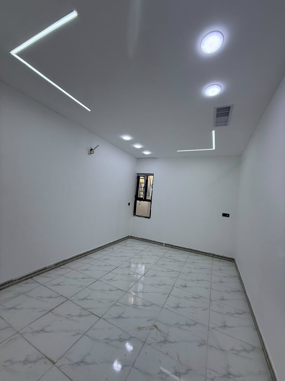 🏠دار صفر بناء حديث
   موقع مميز للبيع مقابل حديقة 
~~~~~~~~~~~
البيت فول فول✔️
نظام دكت سقف مغربي✔️
دبل جام المنيوم✔️
نظام فوتو سيل كهرباء 
~~~~~~~~~~~
طابو ملك صرف✏️📋
~~~~~~~~~~~
📐المساحه:125م
📐الواجهة :-5م
~~~~~~~~~~~
📍الموقع :-حي عدن مقابل حديقة
شارع١٠م 
~~~~~~~~~~~
💸السعر :علق تم يوصل السعر
~~~~~~~~~~~
يحتوي الطابق الاول على:-
كراج +مطبخ+استقبال
غرفة +صحيات 
~~~~~~~~~~~
يحتوي الطابق الثاني على:-
هول +صحيات + 
غرفتين نوم
~~~~~~~~~~~
~~~~~~~~~~~
للاستفسار اكثر الاتصال على
***********📱
~~~~~~~~~~~
نستقبل جميع العروض 
🏠السكنيه  🏛️التجاريه
مكتب عدن بدايه سايدين عدن مقابل مجمع جوهره
