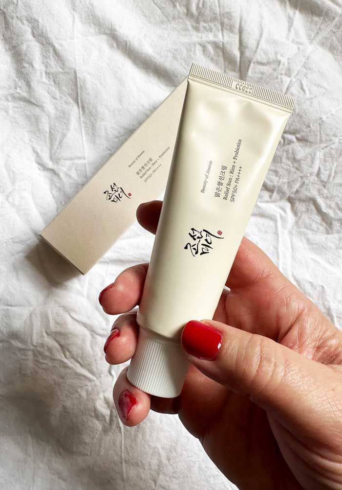 ☀افضل واقي شمس كوري من بيوتي اوف جوسون مع عامل حماية SPF50+☀
🌞واقي شمس يتضمن مكونات مهدئة ومشرقة للبشرة🌞
⚡ كريم خفيف الوزن تركيبته كريمية رطبة تسمح بامتصاص جيد بدون تكوير أو طبقة بيضاء
مكون من👇🏻
💥 مستخلص الأرز 30% + مركب بروبيوتيك الحبوب
💥 يحتوي على مكونات محلول تخمير الحبوب مما يساعد على تغذية القوة الطبيعية للبشرة

واقي شمس بيوتي اوف جيسون الكوري واقي الشمس الكيميائي الجديد من بيوتي اوف جوسون ، الذي يوضع بلطف على الجلد ، غني بمكونات مهدئة ومشرقة للبشرة. غني بمستخلص نخالة الأرز (30٪) ومركب خلاصة تخمير الحبوب. يرطب ويغذي البشرة بعمق دون اللزوجة أو الزهر الأبيض. مناسبة للبشرة الحساسة. اس بي اف 50 معتمد من مختبرين منفصلين في كوريا وإسبانيا.

من اشهر انواع واقي الشمس في العالم حالياً 
بمستخلص الأرز الأبيض والبروبايوتك والنياسيناميد

• قوام خفيف يرطب 
• يهديء البشرة
• لا يترك طبقة دهنية او طبقة بيضاء ثقيلة
• مناسب للبشرة الجافة والعادية والمختلطة
• يناسب البشرة الحساسة
• مناسب لجميع انواع البشرة✨
الحجم: 50ml
Made in Korea🇰🇷🇰🇷

 يوجد خدمة توصيل لجميع محافظات العراق 

للاستفسار والحجز مراسله خاص


**إذا كنت صاحب هذا الإعلان وتريد حذفه لأي سبب، رجاءا أرسل رسالة إلى الدعم الفني**