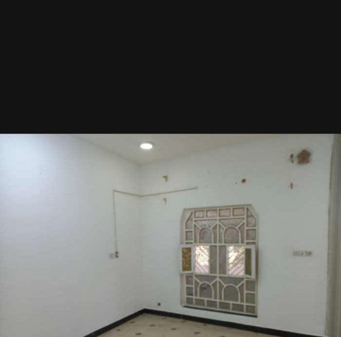 شقه للايجار نظيفه لعا ئله صغيره متكونه من غرفة نوم وحده 5/5 وهول 7/3 استقبال 5/5 وصحيات ومطبخ وسطح كبير وبلكونه  العنوان المطيحه السنيدي بفرع حسينية قمر بني هاشم الايجار 450 متوفر بيه مولد ونت وسخان وماطور للتواصل ***********
