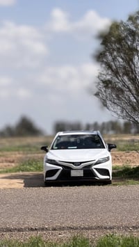 كامري للبيع 2021SEبلاص هايبرد الضرر جاملغ خلفي فقط  السيارت مر نضيفه ا...