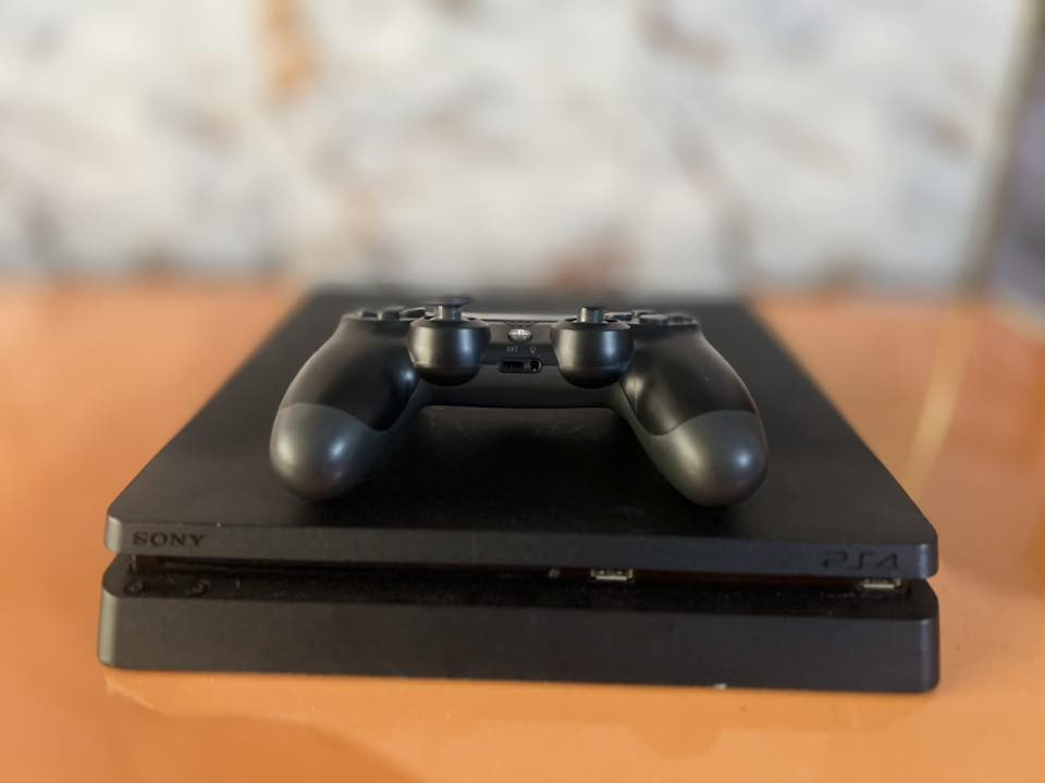 سلام عليكم بلي فور سلم مهكر للبيع نظام 12.2 نضافه فول ذاكره 500 وياه 10 العاب كامل ملحقات جويستك واحد اصلي السعر 245  المكان بغداد للستفسار ***********
