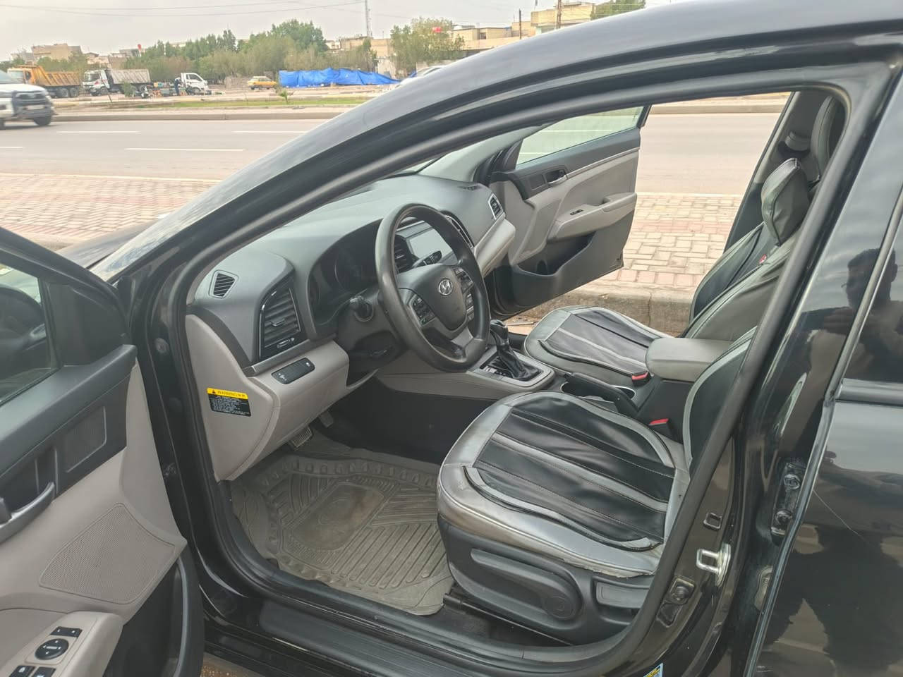 السلام عليكم النترا 2018 وارد امريكي حادثه من امريكا فقط دعامية وكلير موجود في السونار سياره خير من الله كير محرك تبريد صدر تايرات كله جديد سياره مال بيت  جاهزه 
 رقم بغداد بسمي  مكاني حي الجهاد 
رايدها 125 وبيها مجال 
***********
