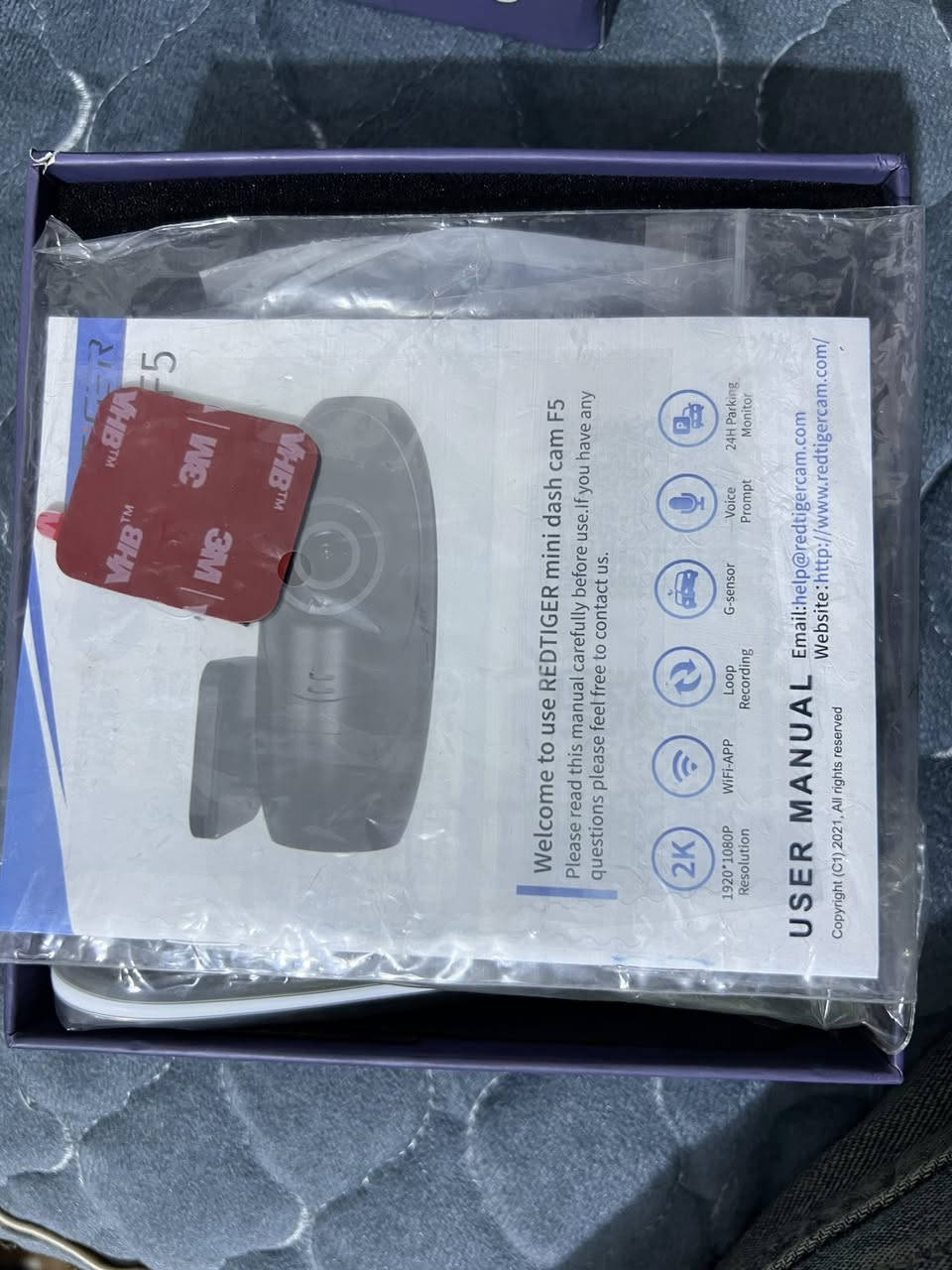 داش كام REDTIGER Mini Dash Cam F5.
مواصفاتها:

* 🎥 دقة 2K / 1920×1080 أو 1296P حسب النسخة

* 📶 Wi-Fi + تطبيق موبايل (WiFi-APP) حتى تشوف وتنزل الفيديو من التلفون.  

* 🔁 Loop Recording (تسجيل مستمر ويحذف الأقدم إذا امتلأت الذاكرة).  

* 🚨 G-Sensor

    إذا صار اصطدام أو هزة يحفظ المقطع وما يخليه ينمسح.  

* 🅿️ 24H Parking Monitor

    مراقبة والسيارة مطفية (غالباً يحتاج توصيل كهرباء دائم/Hardwire Kit حتى يشتغل 24 ساعة).  

* 🎙️ Voice Prompt

    تنبيهات أو أوامر صوتية حسب الإعدادات الموجودة بالنسخة.

* 🌙 Night Vision / تصوير ليلي لتحسين التصوير بالليل.  

* 📐 عدسة واسعة تقريباً 170° حتى تغطي مساحة أكبر من الطريق.  

* 📦 تثبيت لاصق 3M على الزجاج (مثل القطعة الحمراء بالصورة).  

* 💾 تدعم microSD للتسجيل

السعر 20 الف مع التوصيل


**إذا كنت صاحب هذا الإعلان وتريد حذفه لأي سبب، رجاءا أرسل رسالة إلى الدعم الفني**