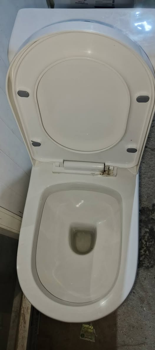 السلام عليكم
مقاعد غربي 🚽عدد 2 مستعملات استعمال قليل ونضيفات جدا.. 
حجم كبير صنع هندي 
حجم صغير صنع ايراني 
سعرهم 70الف 
الواحد ب 40الف
للتواصل رساله على الواتساب ***********
مكاني حي الرحمه  ،
