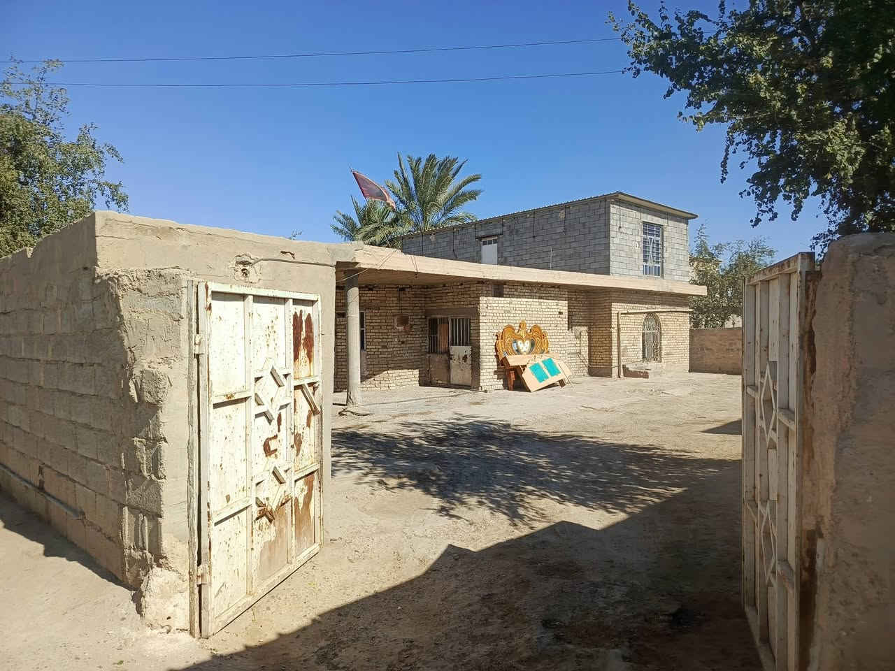سلام عليكم بيت لبيع عقد زراعي ١١٧ في ابو غريب قرب محطه جوهرت العدنان مساحه القطعه ٥٠٠متر مساحت لبيت ٢٧٠متر  يحتوي لبيت ع ٤غرف نوم ستقبال  مطبخ صحيات ستفسار ع الخط ***********
