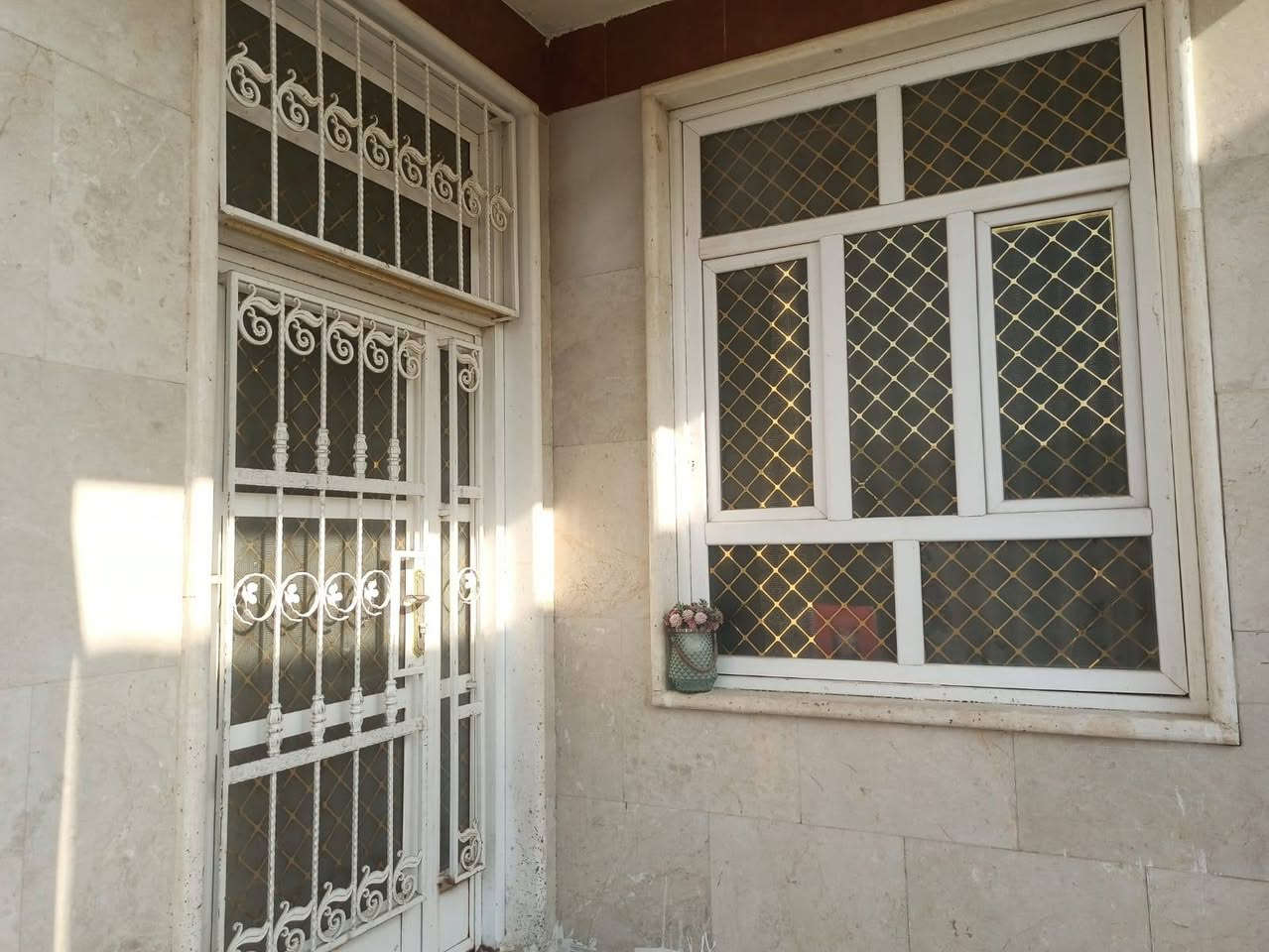 السلام عليكم
دار للبيع ... 
المساحة : ٣٠٠ متر 
العنوان : حلة _ ابي غرق _ مجمع ارض بابل 
يحتوي على غرفتين وصالة واستقبال ومطبخ ومجمع صحيات داخلية وتواليت خارجي 
الأرضية بورسلين شبابيك بيبان كله درجة أولى 
الواجهيه مرمر وحجر 
للاستفسار الاتصال على الرقم 
***********
أو خاص

