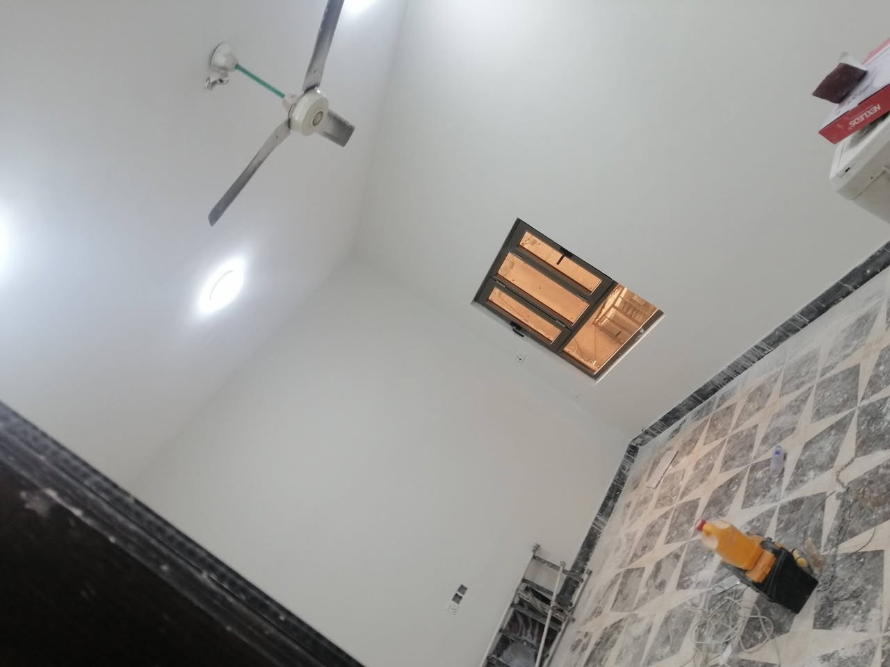 السلام عليكم اخوان متواجد كادر صبغ طلس درجه اولئ خارجي او داخلي ترميم الدور السكنيه مقطوعه او يومي الاستفسار عبر الاتصال او خاص ***********  مكاني البصره
