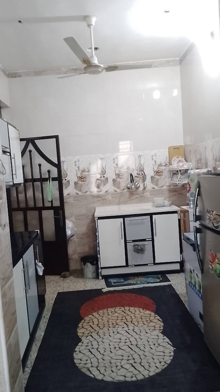 بيت للبيع مساحه 100 متر  زراعي سند 117مربع طابق ونص
العنوان الشعب المربع الي بصف حي المهندسين فتحه ملعب سانسيرو قريب عل شارع 
للاستفسار الاتصال على الرقم او واتساب ***********
