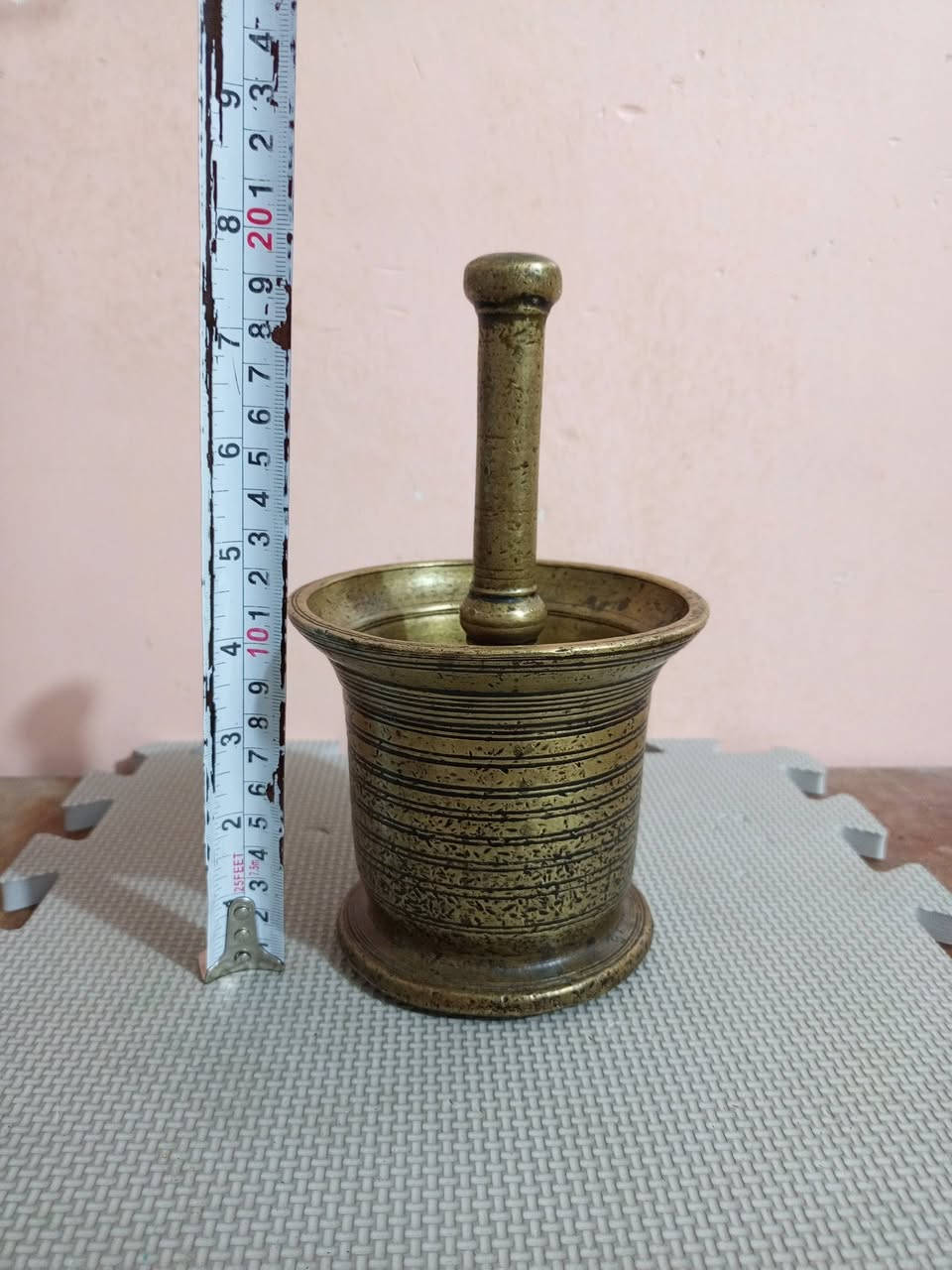 هاون يهودي قديم جداً جداً حجم صغير يستخدم لطحن الهيل والزعفران والاعشاب والنواعم
للبيع *الاتصال فقط للراغب بالشراي ***********
