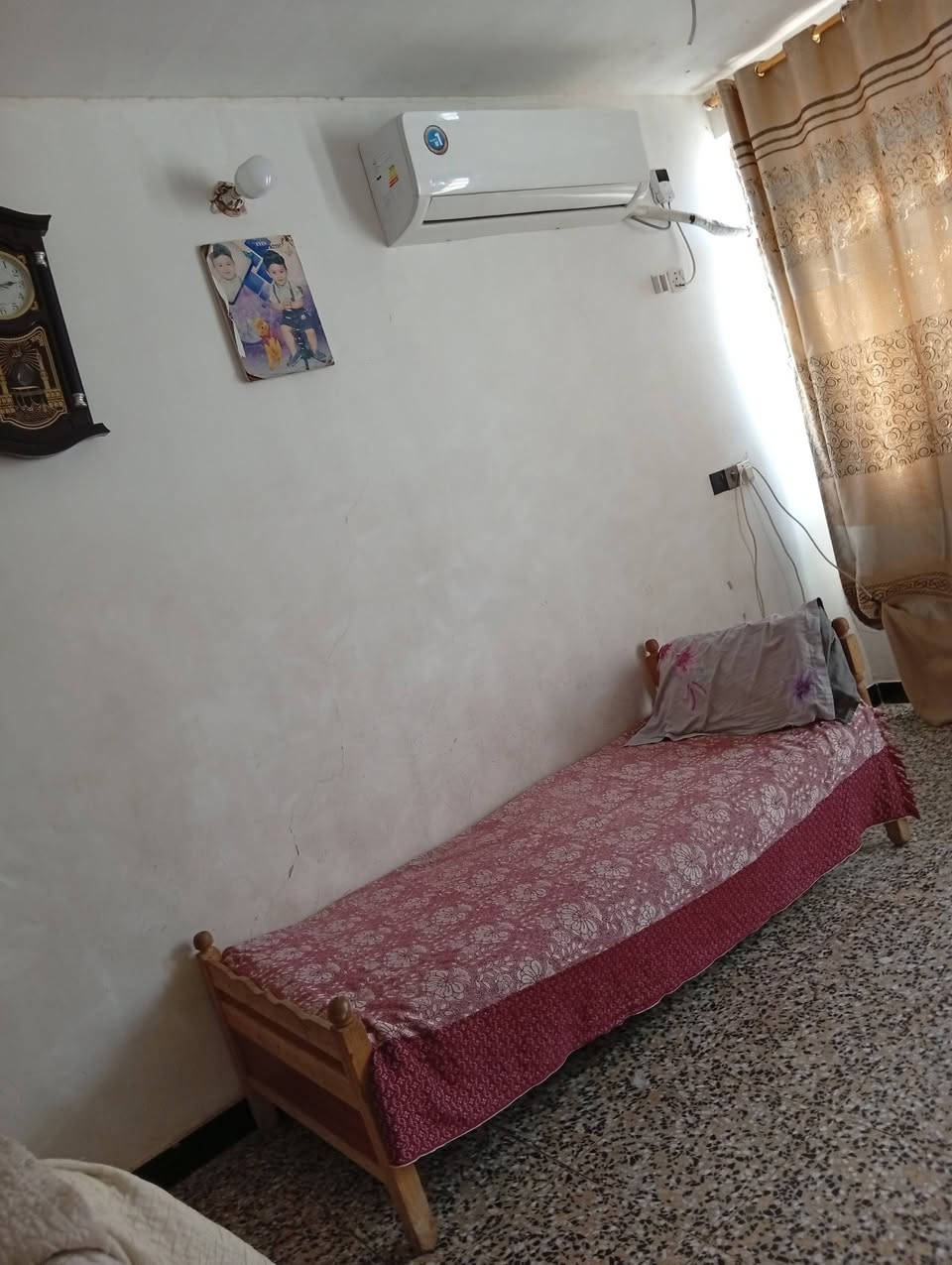 بيت للبيع مساحه 100مترا كامل يحتوي ع غرفه استقبال وصاله مطبخ وخدمات وطرمه العنوان نهايه الأربع شوارع بشارع سكله الركابي السعر 55وبي مجال للاستفسار ***********
