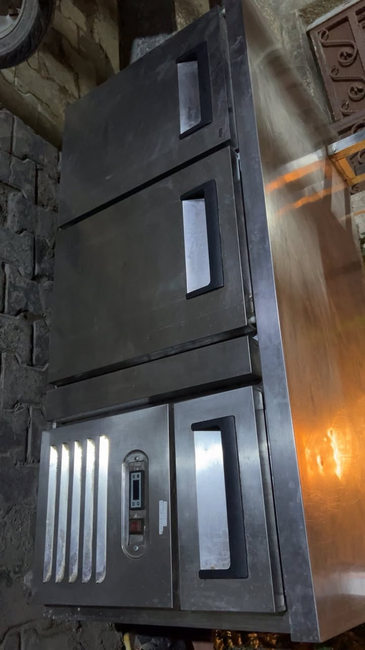 سلام عليكم ميز وبراد سل ستيل الثقيل داخله وخارجه كلش نضيف سعره 450 عنوان كاظميه ***********
