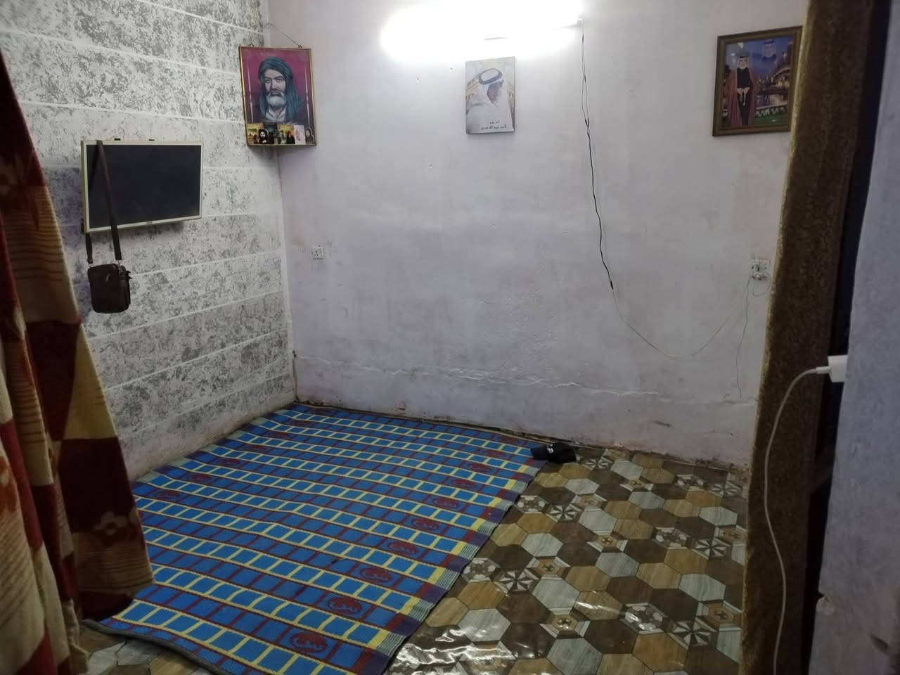 فرصة استثمارية
دار للبيع طابو ملك صرف بأسمي مساحه ٥٥ متر واقع حال ٦٥ متر
قياس البيت 5×13 الواجه ٥متر النزال ١٣ متر
يتكون البيت من قاط ونص
1_كراج ٣متر
2-استقبال +مدخلين مدخل ع صاله ومدخل ع استقبال
3-مطبخ ودراج بدون محجر
4-غرفتين نوم وحده جوه وحدة فوك +صحن مال بيتونه 2*2
5-سطح امام وسطح فوك القاط الأول
البيت شتايكر وماستك كامل 
6-البيت بيه مواجر يدفع ٢٠٠ الف بالشهر
بغداد الحسينية الراشدية قرب محطة الغاز قريب من أرض الأحلام شارع المواكب للاستفسار الاتصال على الرقم *********** او مراسلة الصفحة
