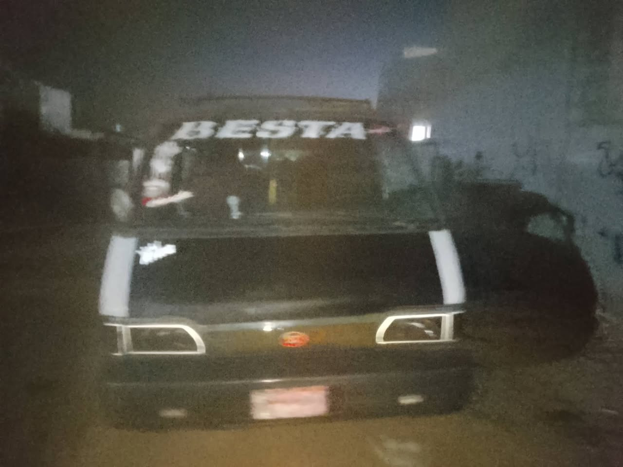 السلام عليكم كيا بستا للبيع رقم احمر بغداد السعر17وبي مجال قليل محرك بي تبخير شي قليل كشنات بيه مال هونداي للاستفسار اكثر الاتصال***********
