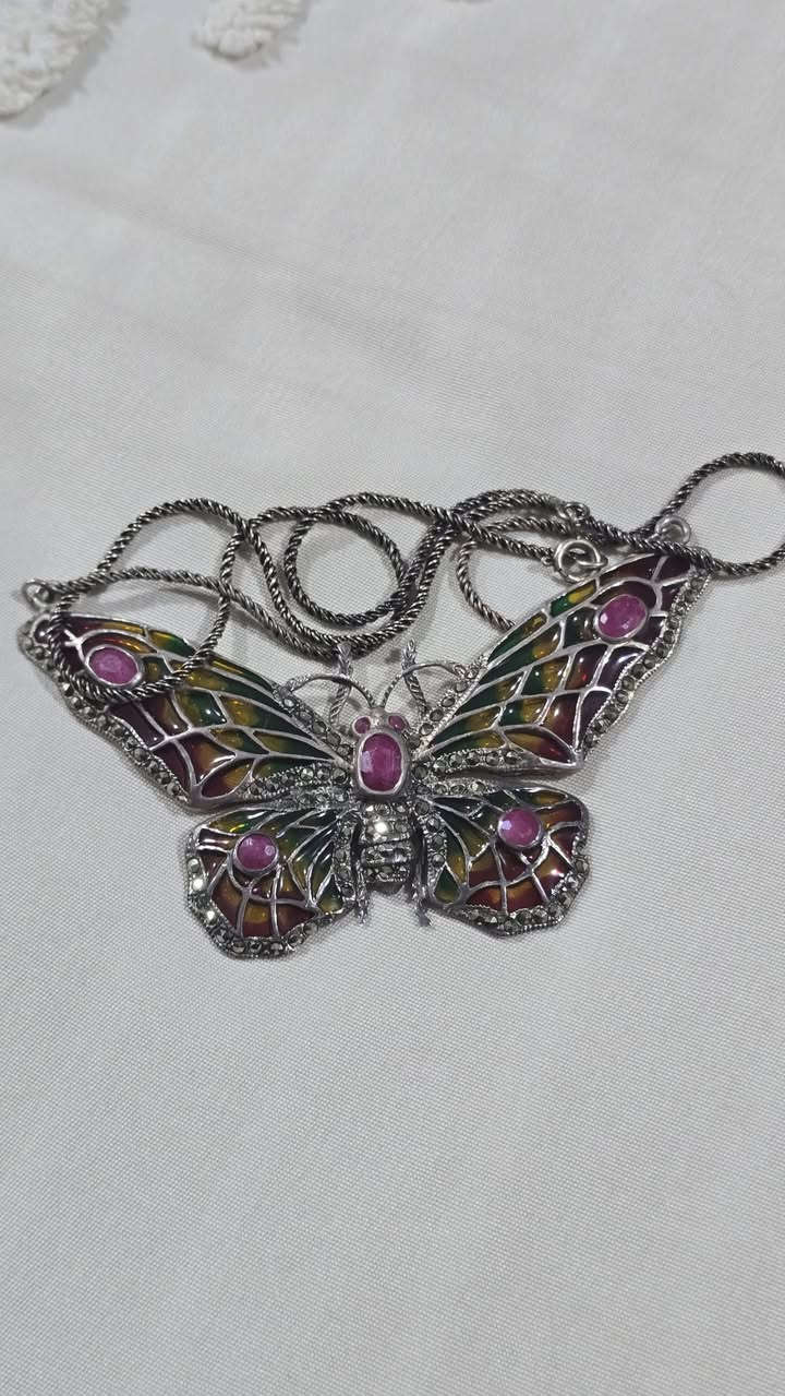 قلادة انتيك 
شكل فراشة بهيكل من الفضة 
مرصعة بعدد 7 احجار من الياقوت الخام غير المعالج
قطعة فريدة جدا 
للأستفسار التواصل على واتساب 
***********
