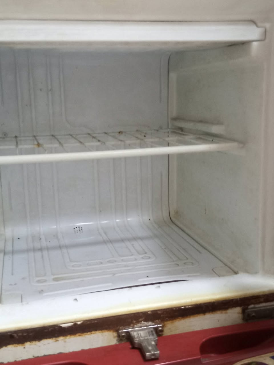 ثلاجه نضيفه جدا للبيع شغاله على فحص المكان بغداد سبع ابكار السعر 125الف للتواصل ***********
