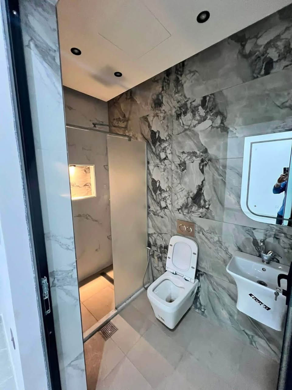 للايجار في السيديه
وحـدتين سكنيه MODREN  مساحه  كل وحده 200M🔸

طابق ارضـي 📌

+طابق اول 📌

مدخليـن للعقـار 🔸

تحتوي كل وحده سكنيه على 3غرف نوم (1سويت) وصاله وهول داخلي وخدمات +كراج في الارضي 

+غرفه Laundry + بلكونه ومنور 2 

مع سسـتم كاميرات🎥 (سخان ماطور +خط كهرباء+خط انترنيت)

معزوله عزل تام ✔️

بدل الايجار الطابق الارضي (مليون 250 الف ) مع مجال بسيط 

بدل الايجار الطابق الاول (مليون و100 ) مع مجال بسيط 

الموقع 📍الضباط قرب شارع المركز 

للاستفسار

***********

***********

متوفر واتساب
