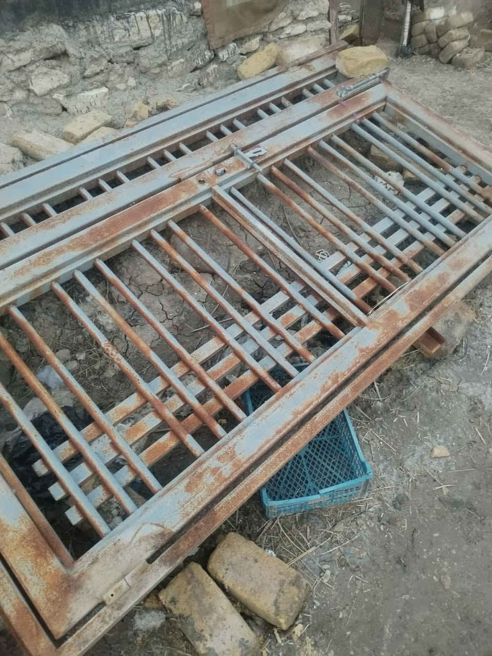 السلام عليكم
ابواب للبيع العدد(4)

-واحد مترين

-واحد 3متر

-وثنين مترين و80
الاتصال ***********
