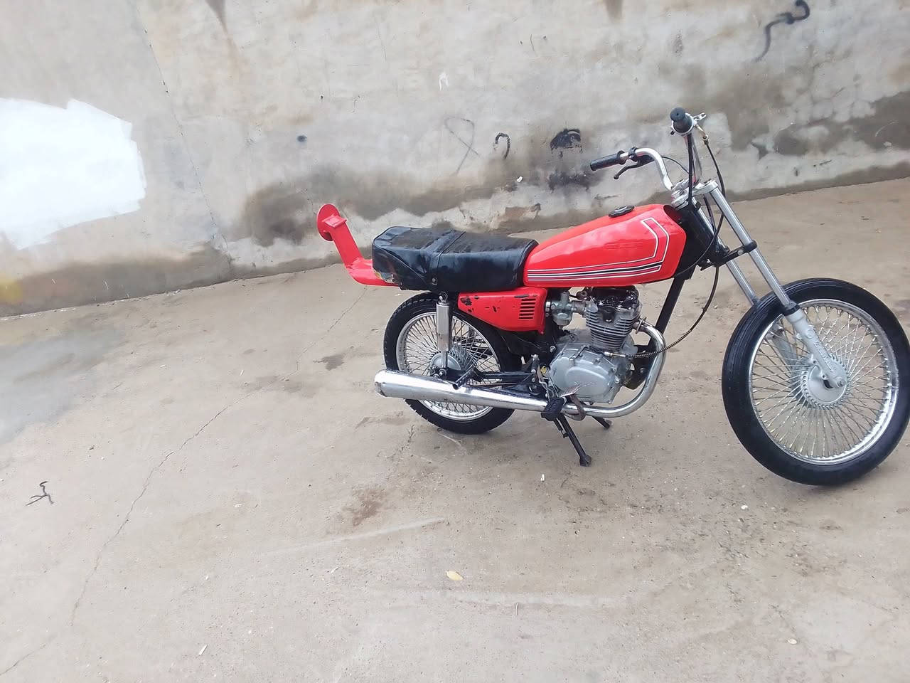 سلام عليكم دراجة للبيع موديل 2015نامي محرك شرط لاصرف ولا بخار ولا صوت مكينه خرسه تايرات جديد وياله جديد دبلات خلفي مامي جديد سعر 225بي مجال لشراي خاص مفتوح رقم الهاتف ***********
