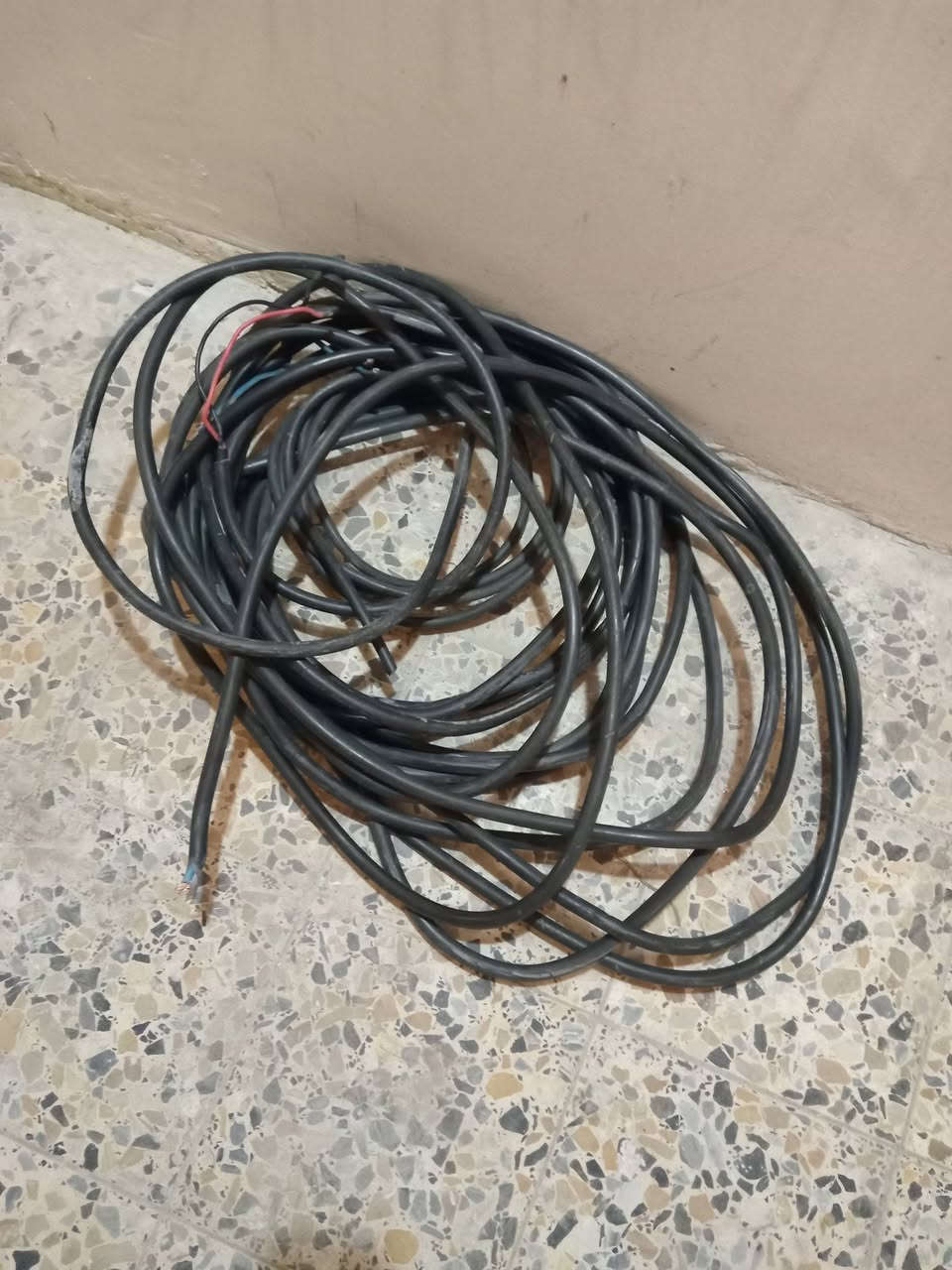 ابواب خشب صاج العدد ٣ القياس ٧٩×٢م باب بلاستك حمام كيبل خطين ٢٠ متر بغداد البياع الشرطة الخامسة ***********
