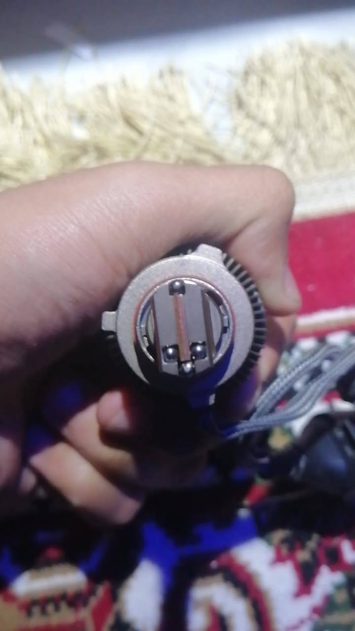 زوج زنون للبيع جدد ما مشتغلات غير بس فحص كدام عيونكم شرط اذا تشده تشبع مسبه واني ابري ذمتي ويقره 280 واط فحص عالجهاز يستقر 220 مينزل بعد اقل و غير هذا 5 براد و دبل كومباس يعني انسه الحماوه والفصله وينطيك مدى كيلو او اقل بشويه حسب نضرك و حجم الفيشة 9005 يعني يرهم صيني مثل البي واي دي و يرهم امريكي ويرهم ياباني ويرهم كوري السعر 80 وبي مجال والرقم واتساب***********
