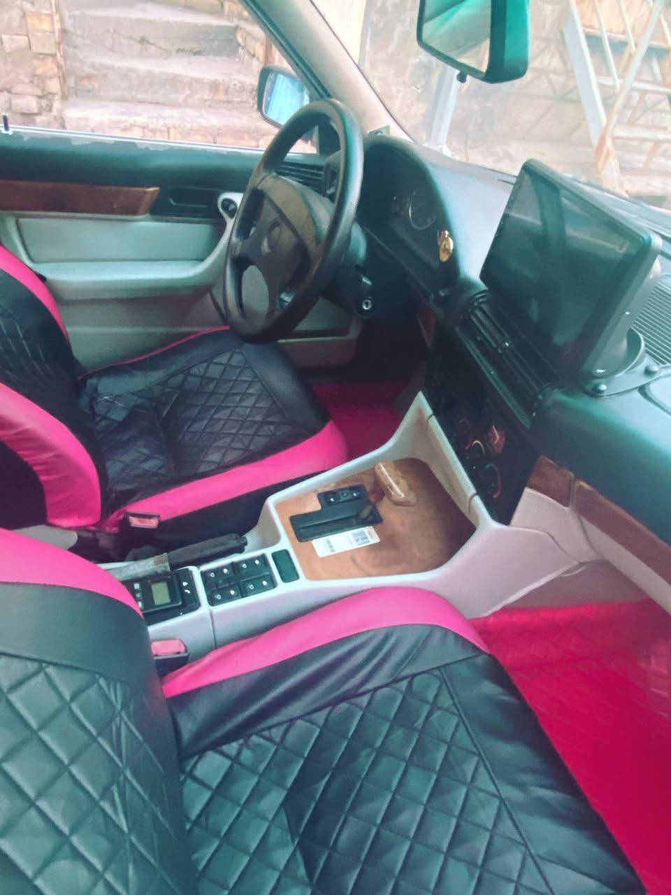 السلام عليكم بي ام موديل موديل 91 سياره فول مواصفات للاخير على وضع الشركه لا ضربه ولا تبديل سياره بيها طخه بسيطه بالشاملغ الاماني سياره مال جني اللي ياخذها يترحم لي العنوان بغداد الامين الثانيه باسمي تحويل ثاني يوم رقم بغداد دولي نتصل*********** وبخير ويتدلل السعر 65 وبيها مجال حق الجيه
