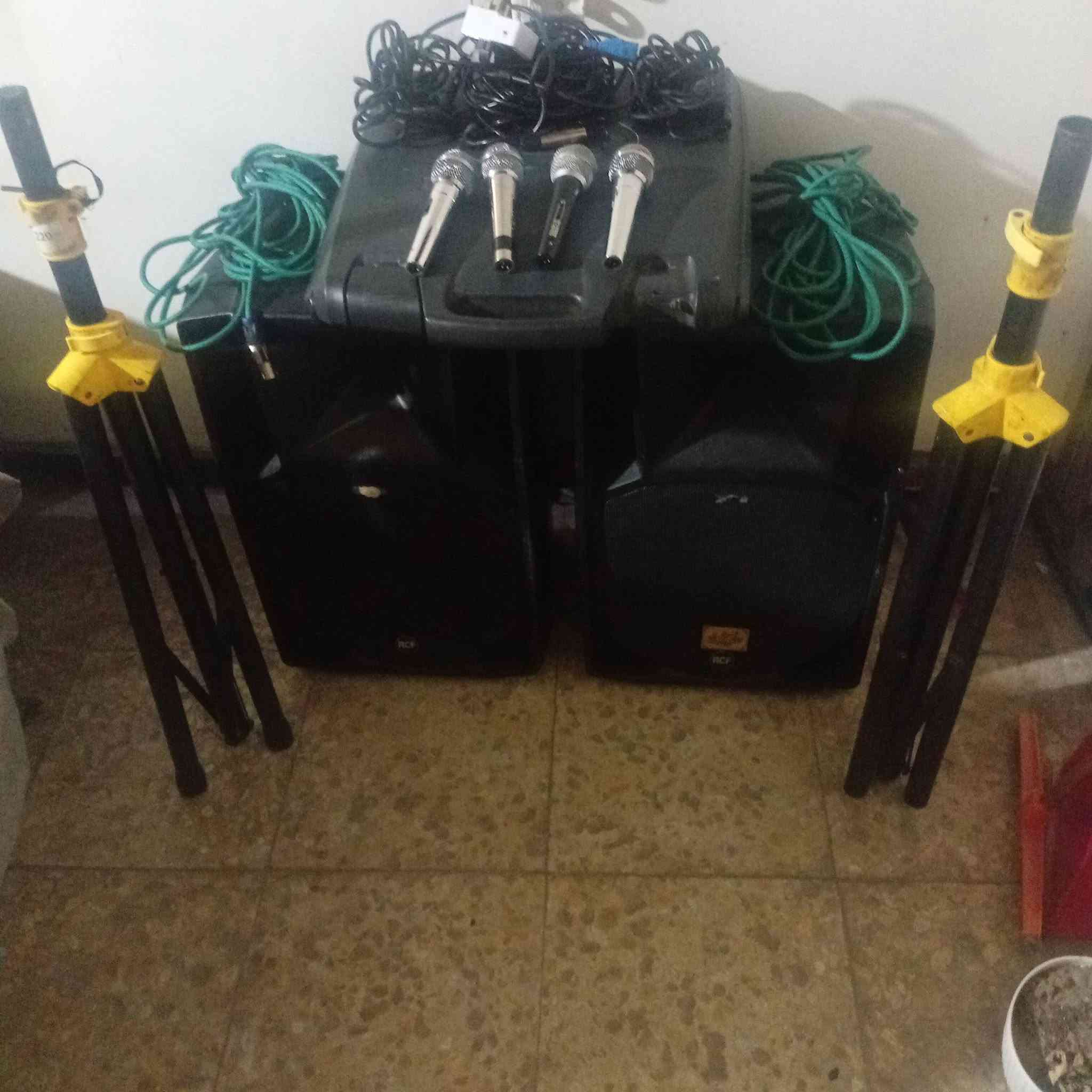 من رخصة الادمن المحترم.
منضومه للبيع كامله جاهزه 
داينكورد 1000 باور نظيف امتياز 
زوج RCF 735 باور وليس كهربائي، تجميع شركة  RCF، شي مرتب ونظيفات فقط كشرهن مشخط، 
مع ستاندات وسوفتات كامله 
مع مايك جاسكو 2000 نظيف مرتب 
ومايك شور. 
ومايكات 2 صيني 
مع جميع وايراتهن 

بغداد الكاظميه المقدسه 
***********
قفلهن 1.250.000 مليون وميتين وخمسين 
بيهن مجال جدا بسيط.
