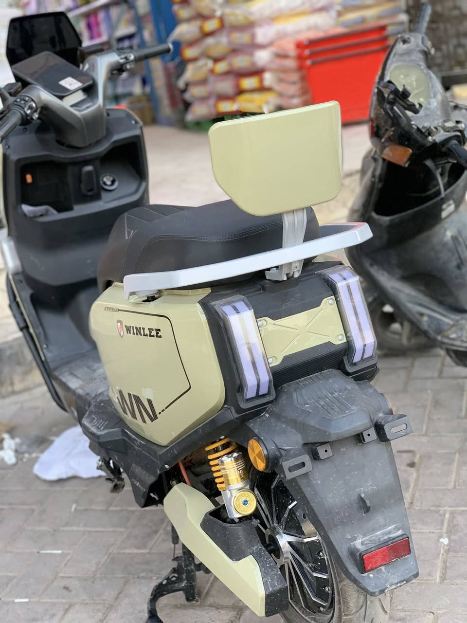 ساااااعقة الوحش لون مميز 6 بطاريات استخدام اسبوع موديل 2026 كفاله بغداد الكرخ *********** السعرررر خااااص
