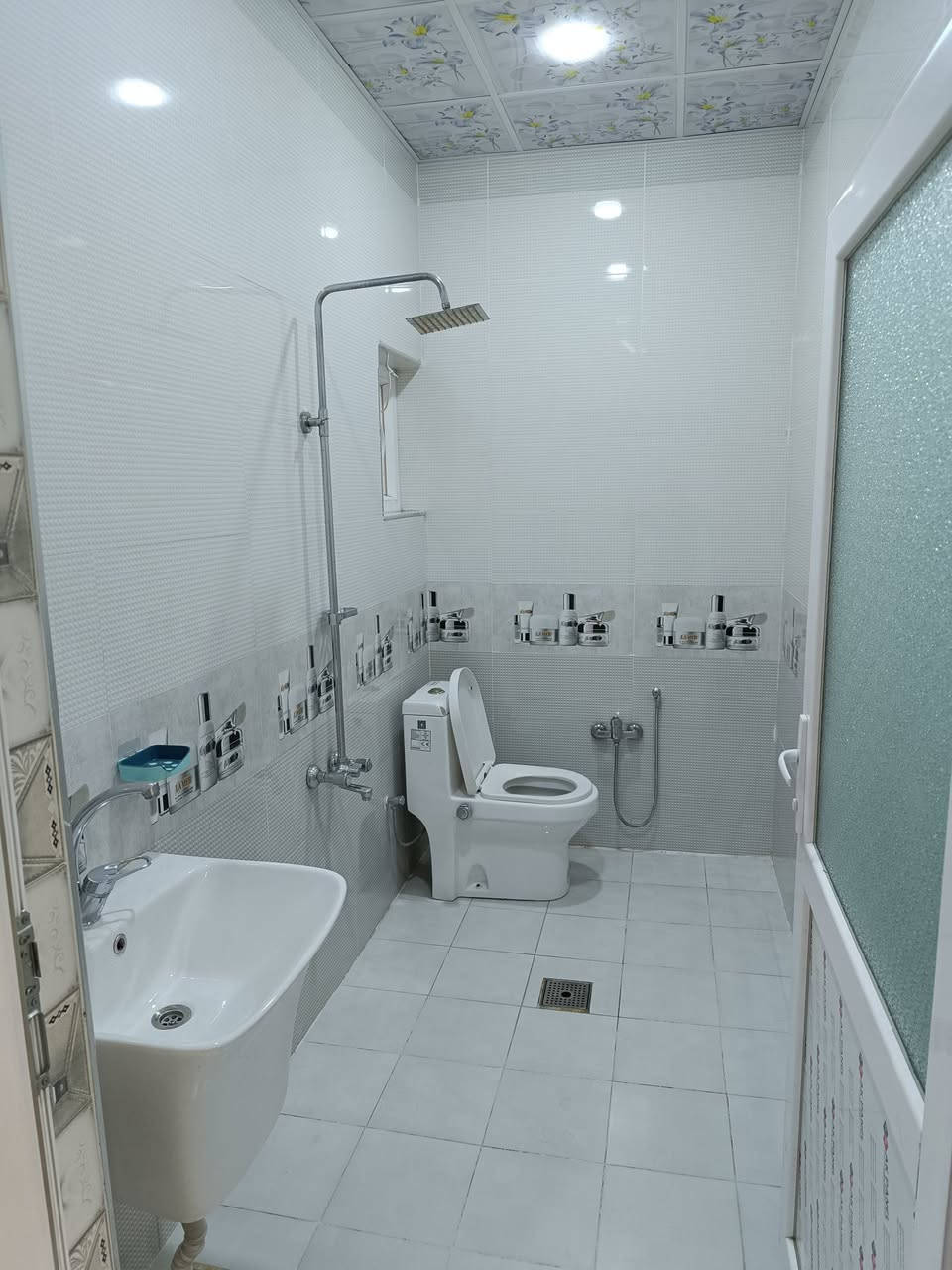 سلام عليكم بيت قاط ثاني للايجار بيت جديد موقع تسعين قريب الشارع 300 الف تفاصيل ***********
