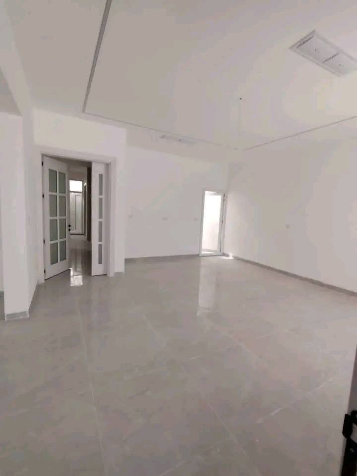 بيت للبيع كلش حلو نرخی زۆر گونجاو     ***********
في السليمانية منطقة رابرين جديدة ، مساحة 200متر ، موقع كلش حلو ، قريب عن سوق و باص ، واجهة قبلة ،  

طابق الاول  ( ا ستقبال - مطبخ - مساعد مطبخ - هول - غرفتين النوم - صحيات )

للسعر والتفاصيل اتصل بهذا الرقم 👇 

اتصال + واتساب + فايبر
