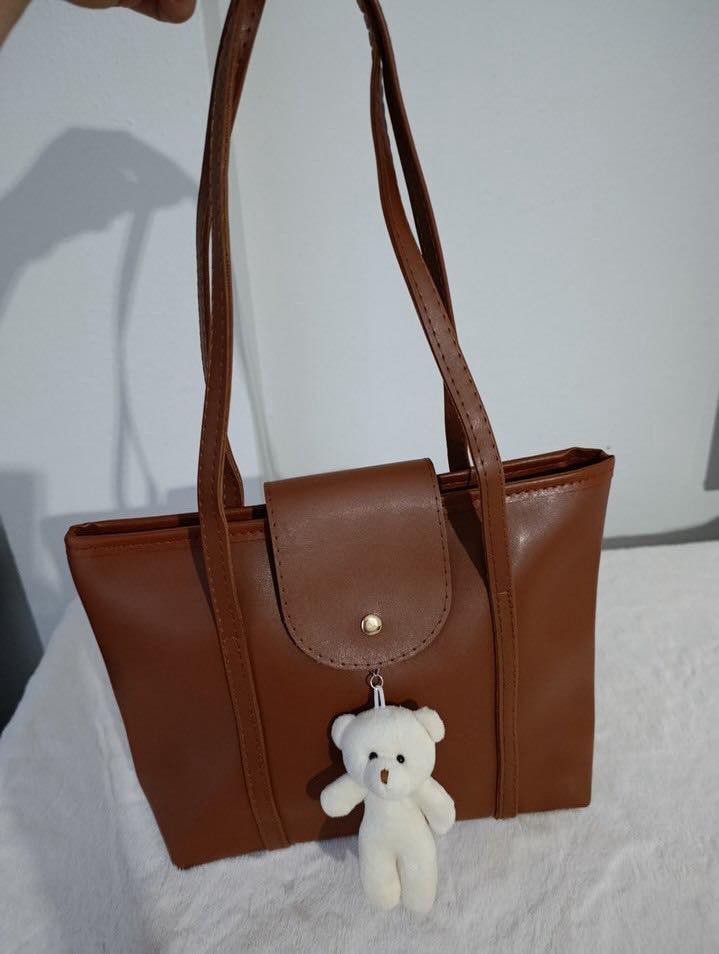 • السعر: 10 آلاف دينار فقط! 💰
• الخامة: نختارلكم أفضل الخامات بلمسة عصرية.
• التوصيل: متوفر شحن لكافة محافظات العراق 🚚 (لباب البيت).
للحجز والاستفسار:
💌 راسلونا على رسائل الصفحة (خاص).
 #جنط #MyBag #حقيبتي #بابل


**إذا كنت صاحب هذا الإعلان وتريد حذفه لأي سبب، رجاءا أرسل رسالة إلى الدعم الفني**